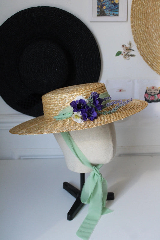 Mia straw hat with flowers bouquet