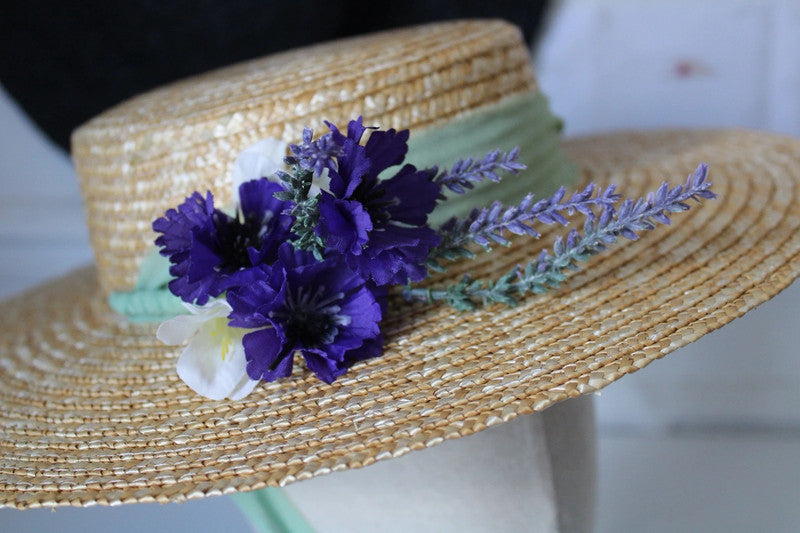 Mia straw hat with flowers bouquet