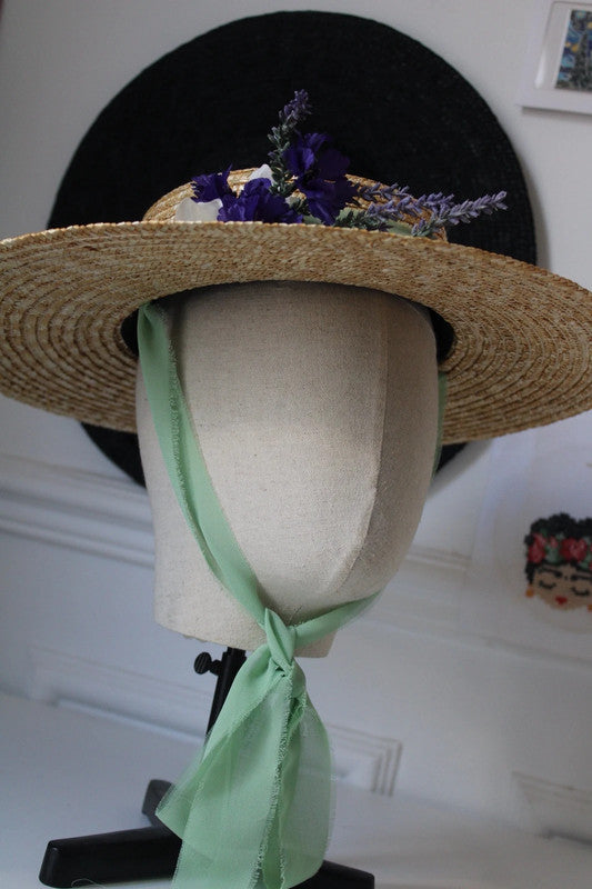 Mia straw hat with flowers bouquet