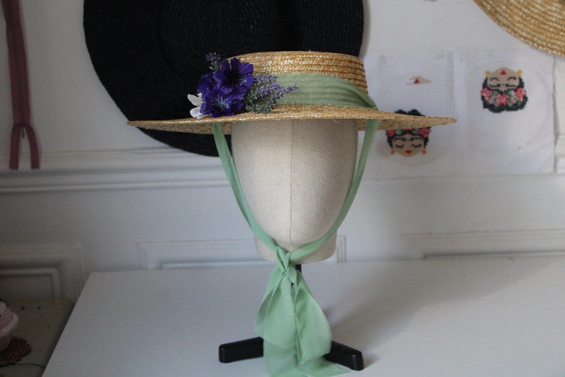 Mia straw hat with flowers bouquet