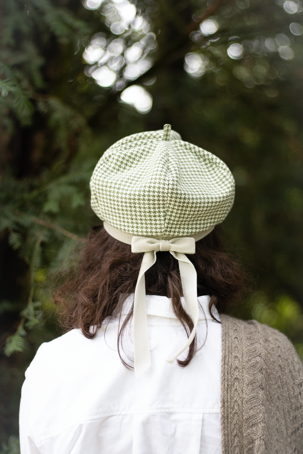 Amelie beret in pistachio houndstooth