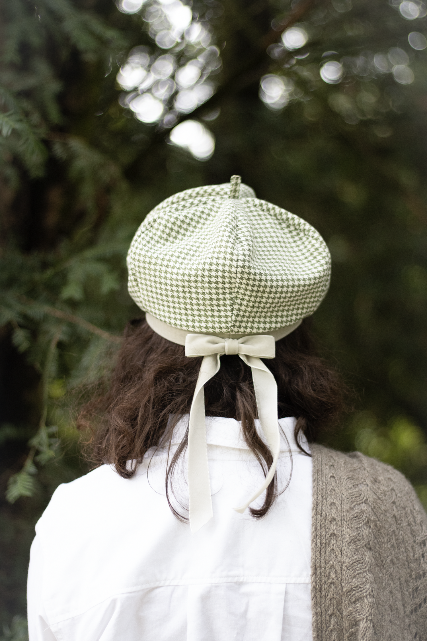 Amelie beret in pistachio houndstooth