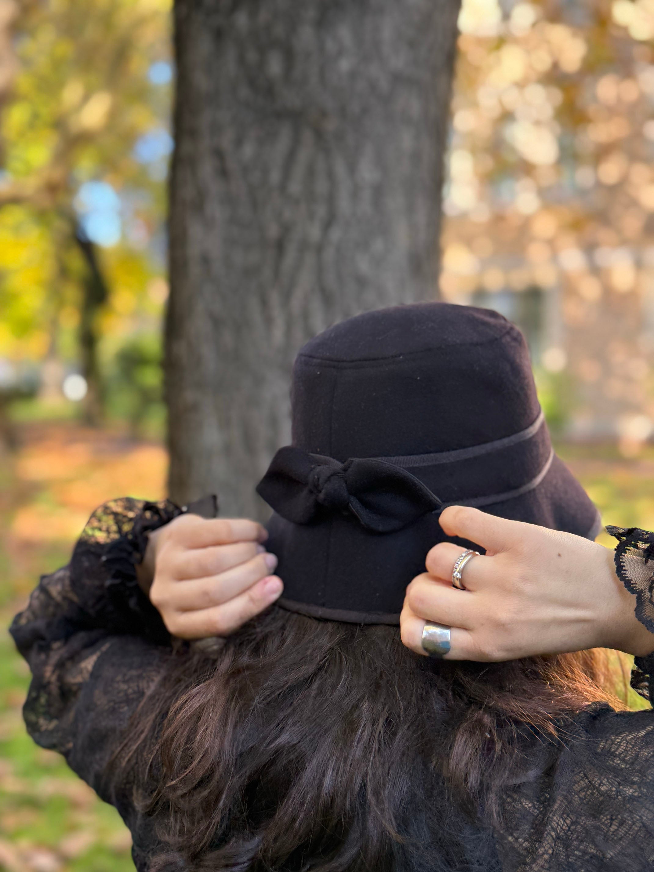 Maya cloche hat in black wool