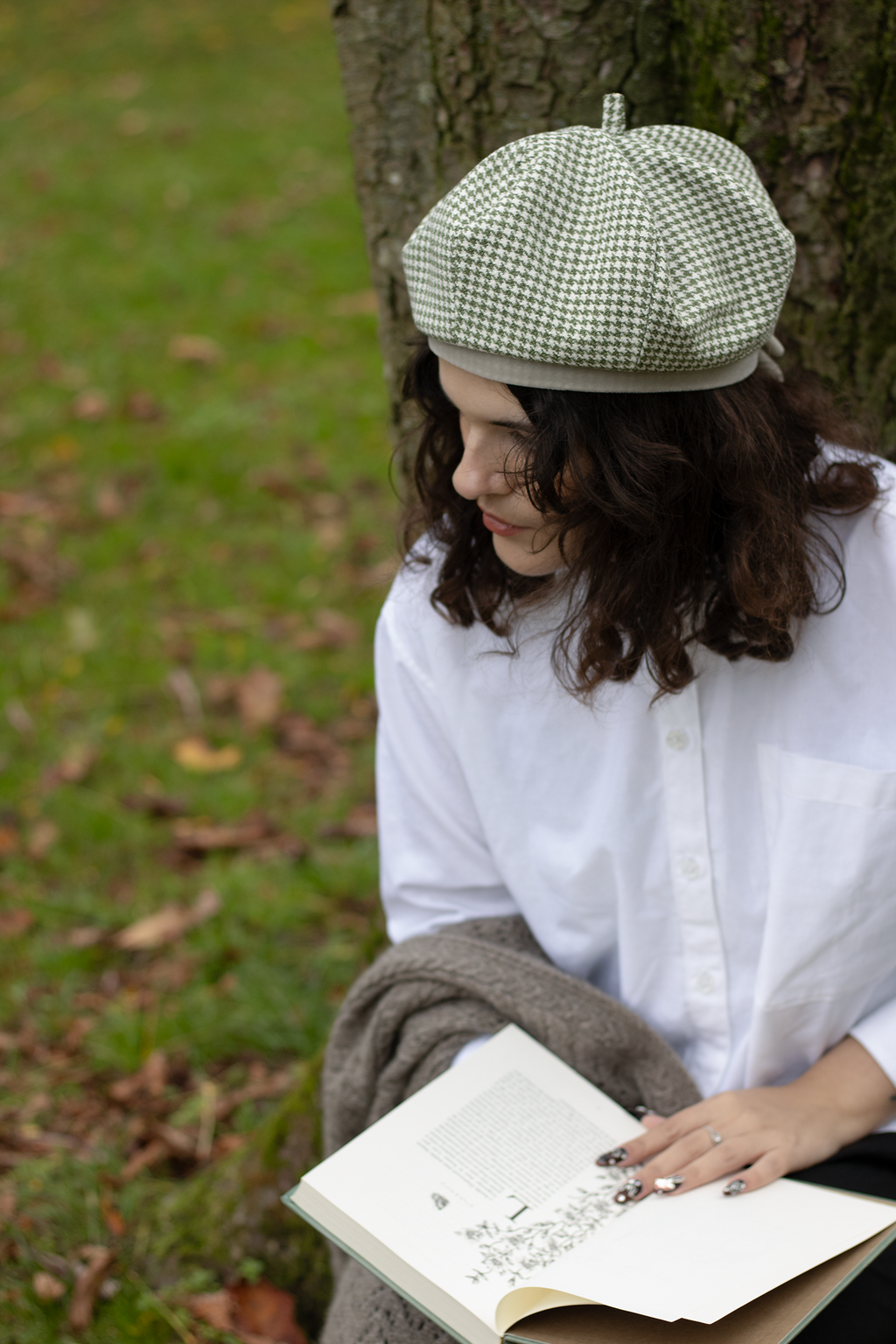 Amelie beret in pistachio houndstooth