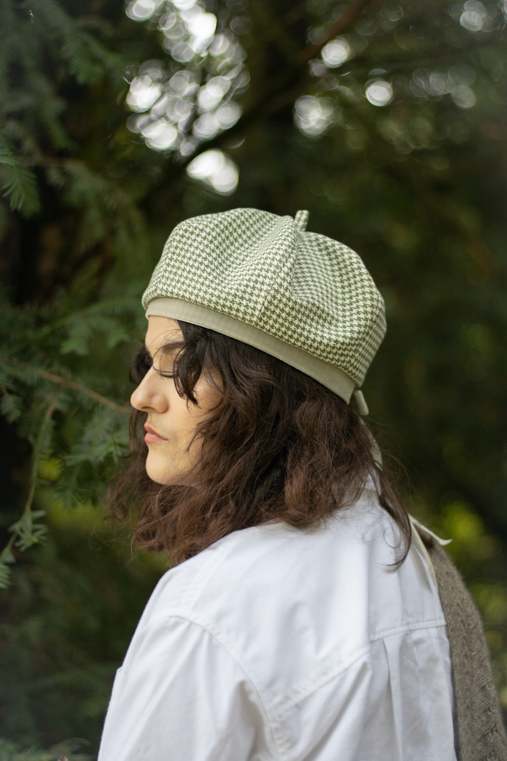 Amelie beret in pistachio houndstooth